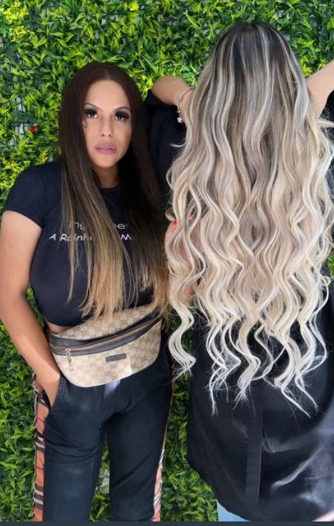 Ingrid Desirée ao lado de cliente com mega hair loiro ondulado